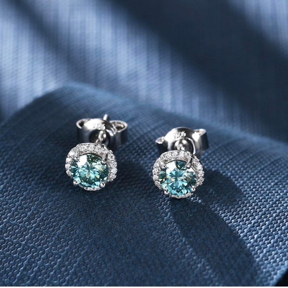 Emerald green Moissanite